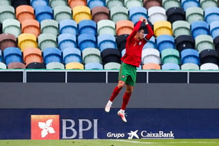 Celebra Cristiano Ronaldo luego de marcar un gol, en la victoria de Portugal 4-0 sobre Israel, en juego de preparación para la Eurocopa. (AP)