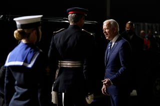 Biden se dirigió a los soldados estadounidenses destacados en la base de la Royal Air Force. (AP) 