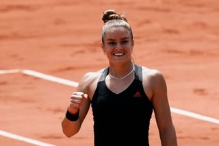 La griega Maria Sakkari derrotó 6-4, 6-4 a la actual campeona de Roland Garros, Iga Swiatek, para avanzar a semifinales. (AP)