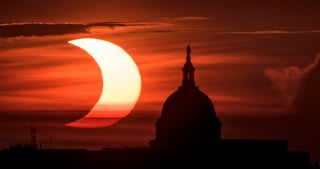 El fenómeno astronómico del eclipse solar 'anillo de fuego', captado parcialmente desde el Capitolio en Washington, EUA (EFE) 