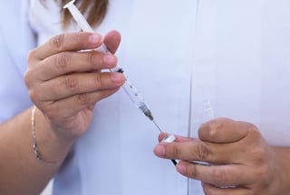 Descarta la Secretaría de Salud del Estado de Durango considerar otras sedes como instalaciones de empresas para llevar a cabo la vacunación antiCOVID en la región Laguna. (ARCHIVO)