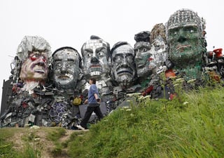 Una escultura que muestra los rostros de los líderes del G7 con la forma del Mount Rushmore fabricada a base de residuos electrónicos ha sido erigida en Cornualles (suroeste de Inglaterra) cara a la cumbre que se celebra desde este viernes. (EFE)