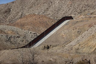 Migrantes indocumentados que crucen la frontera de manera ilegal en Texas podrían ser arrestados y enfrentar cargos estatales bajo un nuevo y duro plan anunciado este jueves por el gobernador Greg Abbott, quien indicó que también pretende continuar la construcción de un muro fronterizo. (EFE)
