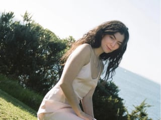 La cantante neozelandesa, Lorde, sorprendió a sus fans con el lanzamiento de su nuevo tema 'Solar Power', el cual llega cuatro años después de su último trabajo discográfico, “Melodrama” (2017). (ESPECIAL)
