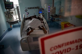 Chile recibe a diario un promedio de 200 nuevos pacientes graves en sus unidades de cuidados intensivos. (AP) 