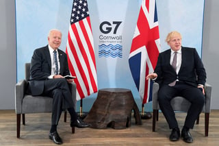Biden (i), que mantuvo su primera reunión bilateral con Boris Johnson (d), ve al mundo en un 'punto de inflexión'. (AP) 