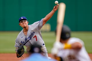 El zurdo originario de La Higuerita, Sinaloa, tuvo otra buena salida de 6 innings y dio un imparable productor para ayudar a los Dodgers. (AP)