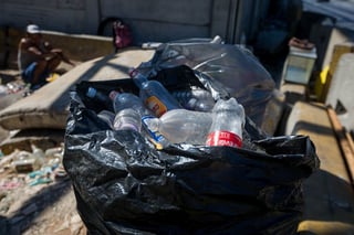 Con el reciclaje de botellas de plástico buscan promover el cuidado del medio ambiente. (ARCHIVO)