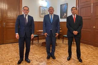 En la imagen aparece López Obrador (en medio) con Arturo Herrera, perfilado para gobernador del Banco de México (izquierda), y Rogelio Ramírez de la O, nuevo secretario de Hacienda. (EFE) 