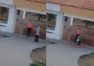La mujer fue captada agrediendo al menor que se encontraba parado con un bastón para invidentes debido a su condición (CAPTURA) 