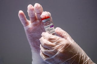 Italia usará la vacuna de Astrazeneca solo en mayores de 60 años y a los menores de esa edad que hayan recibido la primera dosis del fármaco anglo-sueco se les inyectará otro compuesto, según anunciaron hoy las autoridades del país, una medida que llega tras un nuevo caso de trombosis mortal. (ARCHIVO) 
