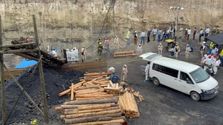 Riquelme Solís reconoció el trabajo de los mineros que participaron en las acciones de rescate de siete carboneros atrapados en la mina de Micarán.