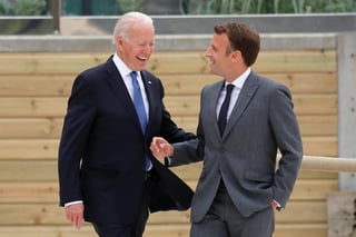El presidente de Estados Unidos, Joe Biden, y su homólogo francés, Emmanuel Macron, hablaron sobre la lucha antiterrorista en la región del Sahel, durante una conversación privada que mantuvieron este viernes en Cornualles (el Reino Unido) (EFE) 
 