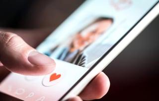 De acuerdo al estudio de la plataforma Bumble, la pandemia habría contribuido bastante a que las personas busquen el amor a través de internet sin la necesidad del contacto físico (ESPECIAL)  
