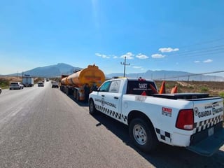 Elementos de la Guardia Nacional desplegados en Ramos Arizpe, detuvieron a una persona que transportaba en un tractocamión acoplado a un semirremolque y remolque tipo tanque con 64 mil litros de gasolina, esto en la carretera Saltillo- Monterrey. (PERLA SÁNCHEZ)