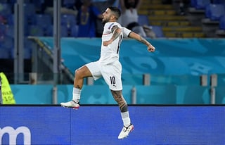 Celebra Lorenzo Insigne luego de marcar el tercer tanto de Italia, en la victoria 3-0 sobre Turquía en el inicio de la Eurocopa. (AP)