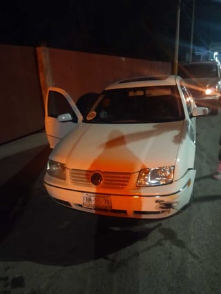 El vehículo responsable se impactó contra el muro de contención y posteriormente se proyectó contra un auto.