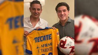 El virtual gobernador de Nuevo León, Samuel García, le dio la bienvenida al francés Florian Thauvin, quien este viernes fue presentado como nuevo refuerzo de los Tigres en el Estadio Universitario. (ESPECIAL)