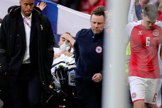 Christian Eriksen, jugador danés que se desvaneció repentinamente en mitad del partido de la Eurocopa Dinamarca-Finlandia, 'ha sido trasladado al hospital y se ha estabilizado', informó la UEFA en su cuenta oficial de Twitter. (AP)