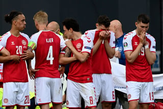 Los jugadores de la selección danesa pudieron hablar con su compañero Christian Eriksen, cuyo desvanecimiento en el minuto 43 provocó la suspensión del Dinamarca-Finlandia de la Eurocopa, antes de que se reanudase. (AP)

 