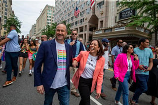 La vicepresidenta de Estados Unidos, Kamala Harris, sorprendió este sábado a los participantes en una marcha con motivo del mes del orgullo LGBTQ+ al sumarse a sus filas durante parte del recorrido, además de abogar por una mejor protección para las personas transgénero en el país. (EFE)
