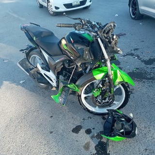 Un motociclista resultó lesionado tras impactarse contra un vehículo que le cortó la circulación en la colonia Villas San Agustín de la ciudad de Torreón. (EL SIGLO DE TORREÓN)