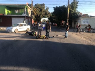 Conductor de auto arrolla a motociclista en Gómez Palacio, la lesionada terminó herida sobre el pavimento.
