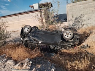 Conductor de vehículo sufre volcadura al circular sobre la carretera Gómez Palacio - Jiménez, el hombre fue auxiliado por los cuerpos de rescate y a bordo de una ambulancia trasladado a un hospital de la localidad. (EL SIGLO DE TORREÓN) 
