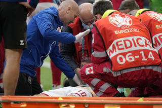 Los paramédicos atendieron rápidamente a Christian Eriksen y pudieron salvarle la vida.