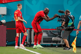 Romelu Lukaku envía un mensaje a Christian Eriksen tras marcar el primer gol, en el triunfo de Bélgica 3-0 sobre Rusia.