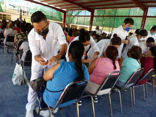 Ayer concluyó la etapa de vacunación a las personas de entre 50 y 59 años y embarazadas con nueve semanas de gestación en Torreón. Mañana lunes y martes vacunarán a personas rezagadas. (EL SIGLO DE TORREÓN/ PRIMITIVO GONZÁLEZ)