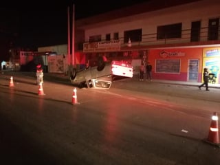Un conductor abandonó su vehículo tras protagonizar una volcadura a la altura del puente vehicular Francisco Sarabia de la ciudad de Torreón. (ARCHIVO)