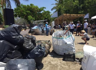 Este fin de semana se llevó a cabo en la Playa Sur e Isla de la Piedra en Mazatlán, Sinaloa, el torneo de pesca de plástico para ayudar al medio ambiente y contribuir a la limpieza de los océanos. 