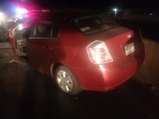 El automóvil siniestrado es un Nissan Sentra, color rojo, modelo 2007, el cual era conducido por un joven que se identificó como Jese de 26 años de edad.
(EL SIGLO DE TORREÓN)