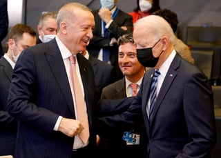 El presidente de Estados Unidos, Joe Biden (d), afirmó que hoy mantuvo 'una muy buena reunión' bilateral con su homólogo turco, Recep Tayyip Erdogan (i), durante la cumbre de la OTAN que se celebra en Bruselas. (EFE) 