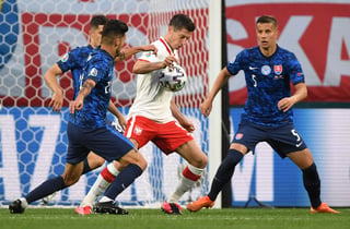 Eslovaquia frenó a Robert Lewandowski y sorprendió este lunes a una triste Polonia (1-2) con una primera parte sublime y una segunda en la que aprovechó el jugar con un hombre más para llevarse la victoria. (AP)
