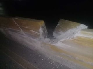El vehículo Nissan Sentra se impactó contra el muro de contención sobre el puente Villa Florida de Torreón.
