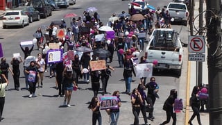 Cerca de un centenar de mujeres salieron a las calles en Gómez Palacio para exigir un alto a los feminicidios.