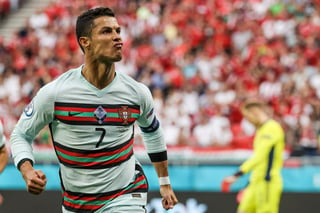 Cristiano Ronaldo ha logrado este martes el récord de goles en la historia de la Eurocopa de fútbol, con once dianas en las cinco ediciones en las que ha participado, después de deshacer con los dos tantos marcados a Hungría el empate a nueve goles que mantenía con el francés Michel Platini. (AP)

