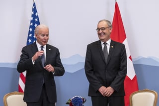 El presidente suizo, Guy Parmelin (d), celebró hoy en Ginebra una reunión con su homólogo estadounidense, Joe Biden (i), donde ambas partes analizaron cuestiones como la cooperación bilateral en el desarrollo de vacunas o en la lucha contra el cambio climático, señaló la delegación helvética. (EFE) 