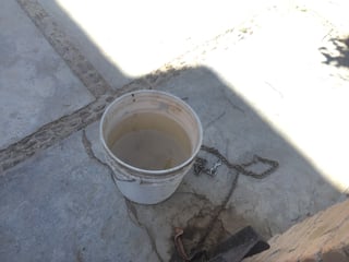 Vecinos del sector Campestre en Gómez Palacio han reportado la constante presencia de agua con arena en sus domicilios.