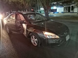 El vehículo Honda Accord impactó con su costado derecho el poste de una luminaria y posteriormente se retiró del lugar. (EL SIGLO DE TORREÓN)
