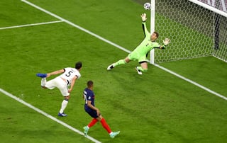 Mats Hummels (5) marcó en propia puerta, para la victoria de Francia 1-0 sobre Alemania. (AP)
