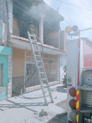 Fuego consume la habitación de una vivienda de la colonia Nuevo Refugio de Gómez Palacio. (EL SIGLO DE TORREÓN)