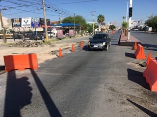 Piden conductores y comerciantes de este sector acelerar obras en el bulevar Diagonal Las Fuentes y calle Del Santo en Torreón. (FERNANDO COMPEÁN)