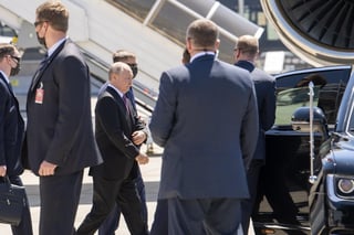 Putin llegó a las 13:05 hora local (11:05 GMT) en su limusina rusa Aurus a la mansión construida en el siglo XVIII directamente desde el aeropuerto de Cointrin. (EFE)
