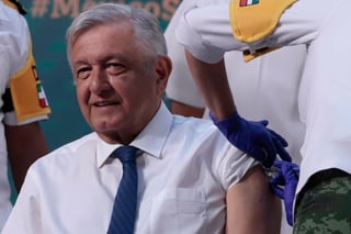 Ayer martes, al presidente López Obrador le fue aplicada la segunda dosis de la vacuna AstraZeneca. (ARCHIVO)
