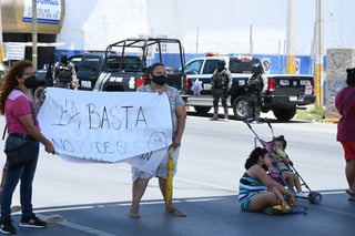 Habitantes de colonias del surponiente de Torreón cerraron el paso vehicular frente al Simas Torreón ayer por la tarde. (FERNANDO COMPEÁN)