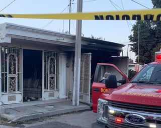 Una mujer perdió la vida durante un incendio que se registró la noche de ayer miércoles en la colonia Villa Florida. (EL SIGLO DE TORREÓN)