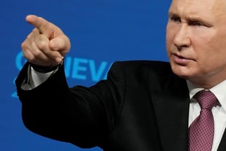 El presidente ruso Vladimir Putin el jueves se declaró complacido por el resultado de su cumbre con el mandatario estadounidense Joe Biden, de quien dijo es un negociador inteligente y astuto. (ARCHIVO) 
